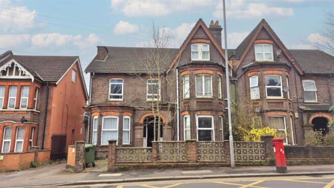1-bed flat on Biscot Road, Luton, £46,000