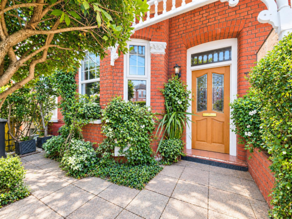 2-bed flat on Devonshire Road, Palmers Green, N13, £375,000