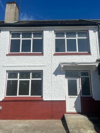 Spacious 4-Bedroom Terraced House with Driveway �