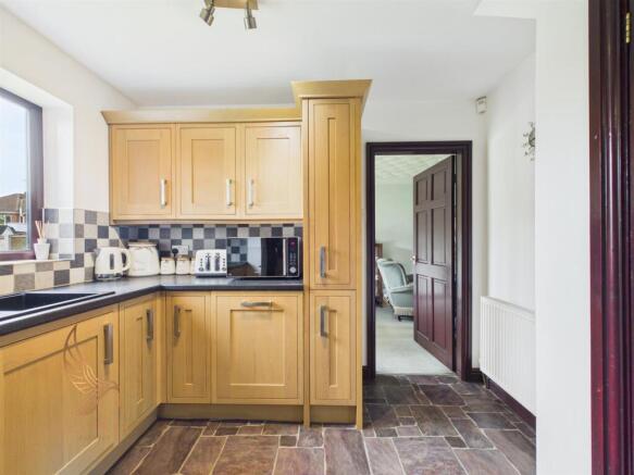 5 bed Detached for sale Image 10
