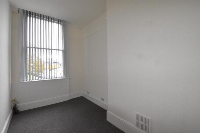 3 bed Flat to rent Image 5