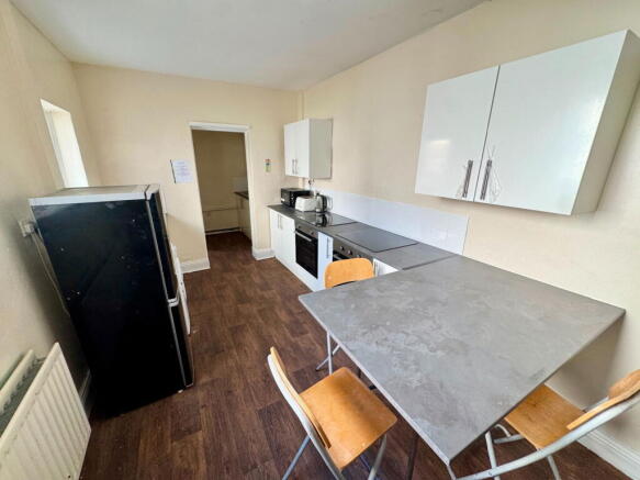 8 bed House Share to rent Image 5