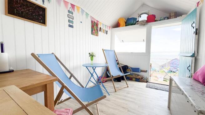 BEACH HUT