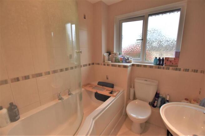 11 Byron Close - bathroom.JPG