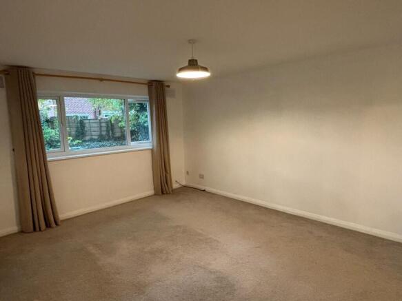 2 Valley Court - lounge 2.jpeg