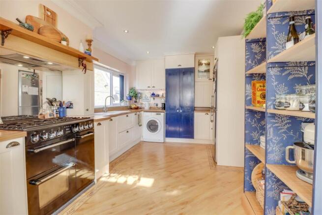 67 GUERNSEY GARDENS INSIDE-9.jpg