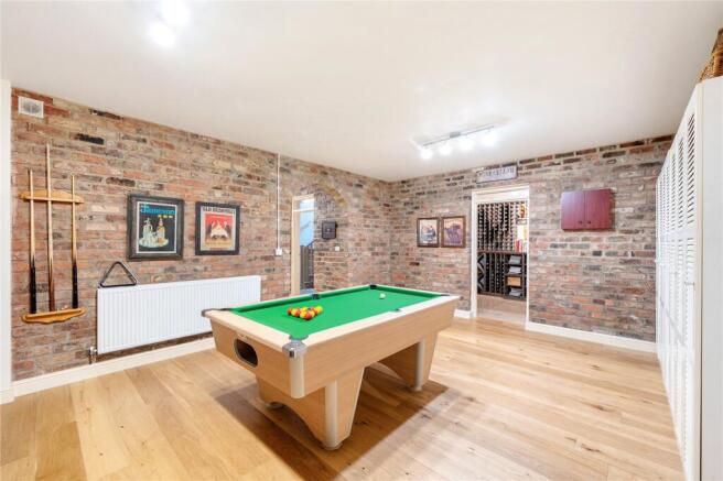 5 bed Detached for sale Image 11