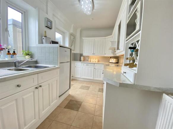 FITTED KITCHEN
