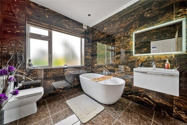 6 bed Detached for sale Image 9
