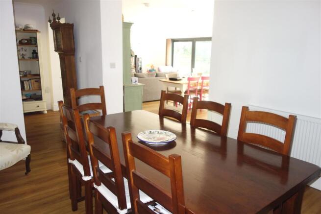 Dining1.JPG