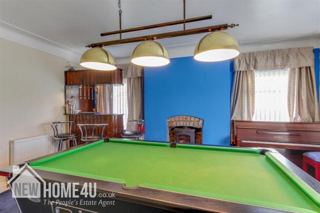 FAMILY / GAMES ROOM: