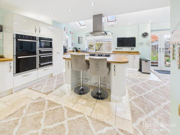 4 bed Detached for sale Image 9