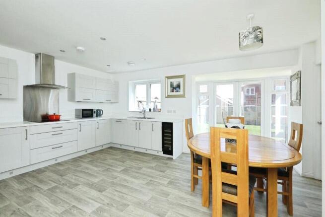 4 bed Detached for sale Image 10