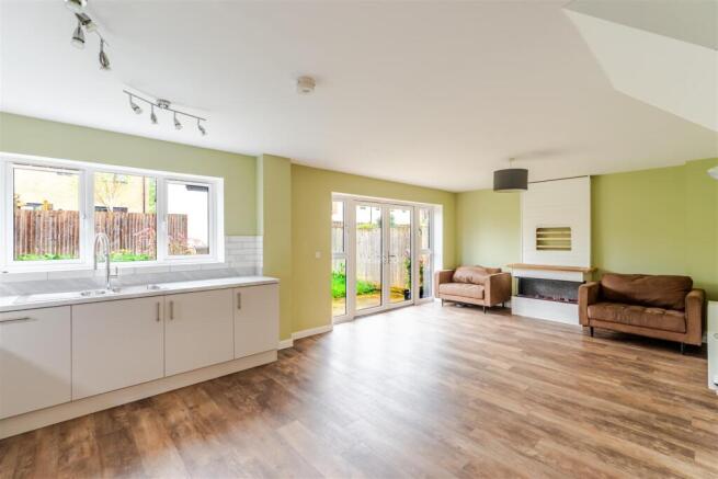 Detached family home in a quiet cul-de-sac in Yatton village photo 4