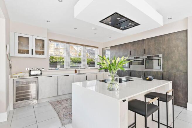 5 bed Detached for sale Image 9