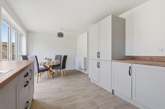 4 bed Detached to rent Image 8