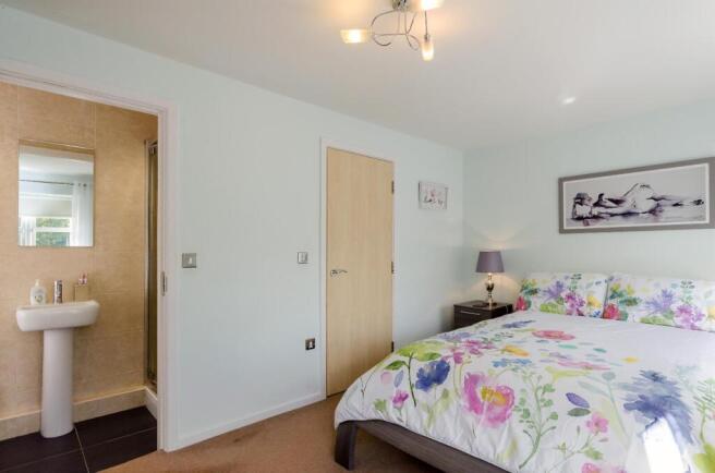 4 bed House to rent Image 9