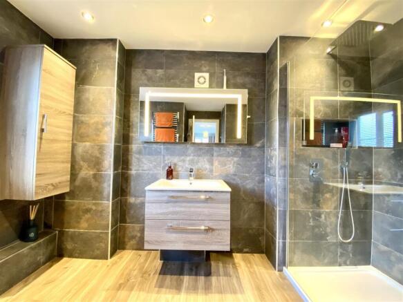 EN-SUITE SHOWER ROOM
