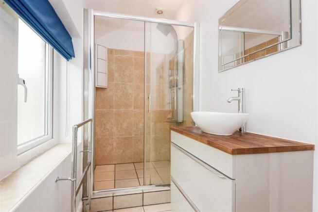 EN SUITE SHOWER ROOM