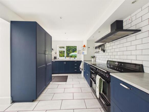 4 bed Semi-Detached for sale Image 11