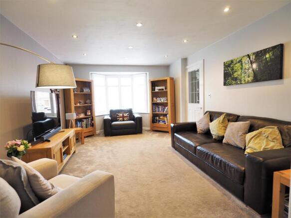 Bay-Fronted Lounge 120