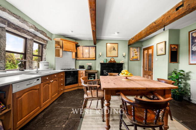 5 bed Detached for sale Image 10