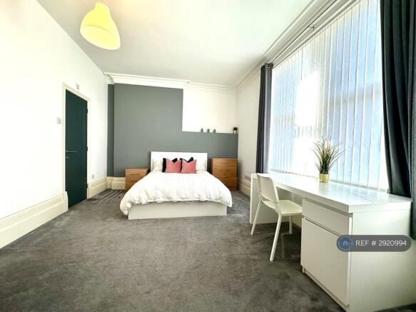 8 bed End of Terrace to rent Image 7