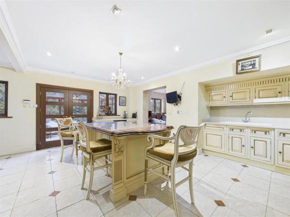 5 bed Detached for sale Image 12