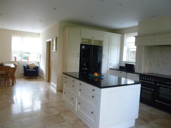 Living Kitchen 2.JPG