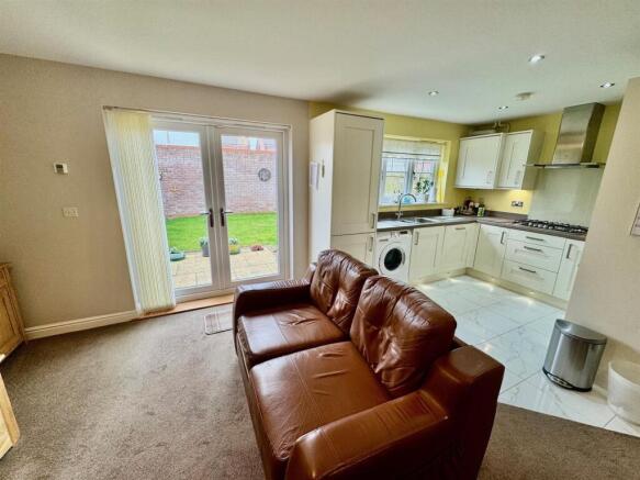 4 bed Semi-Detached for sale Image 12
