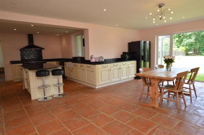 Kitchen/ Dining Room