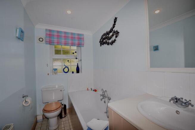FAMILY BATHROM.JPG