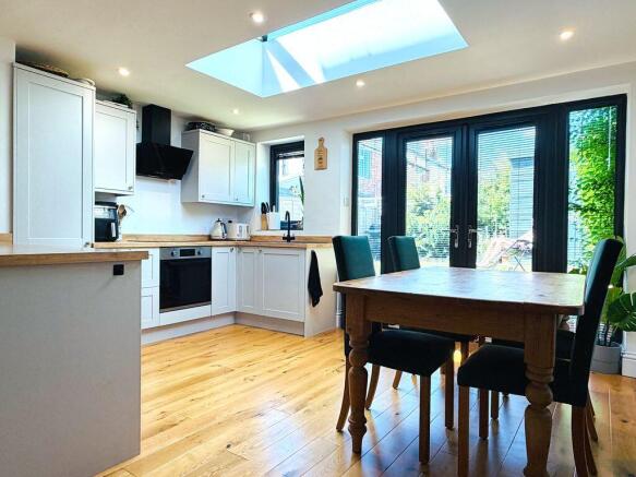 4 bed Semi-Detached for sale Image 7