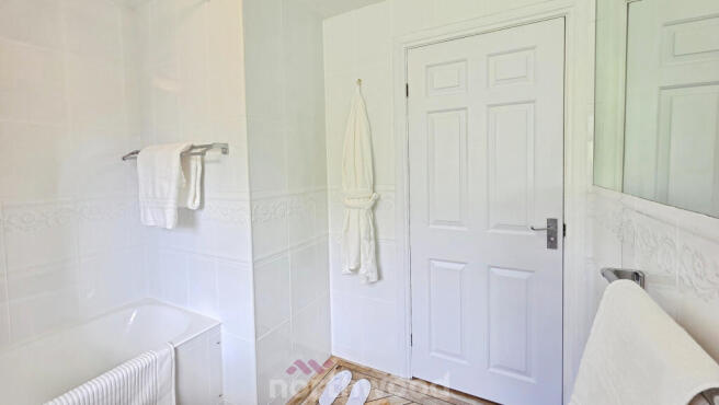 5 bed Detached for sale Image 9