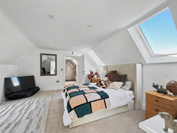 5 bed Detached for sale Image 12