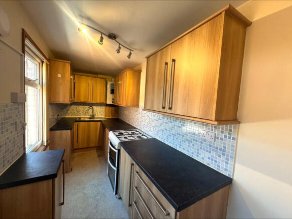 2 bed Terraced to rent Image 6