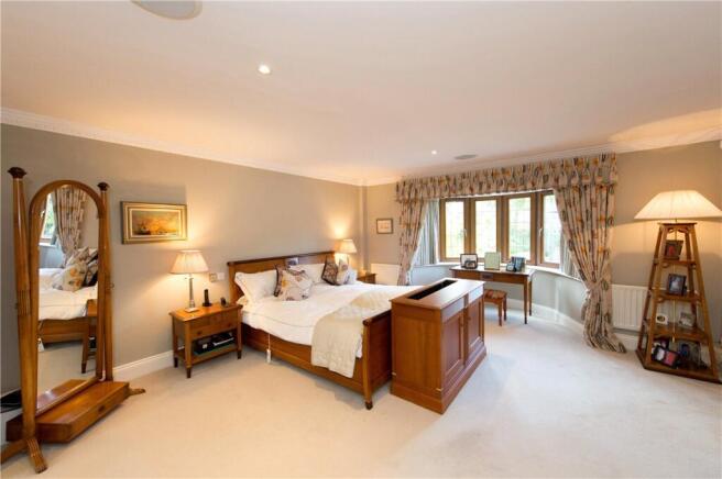 5 bed Detached for sale Image 9