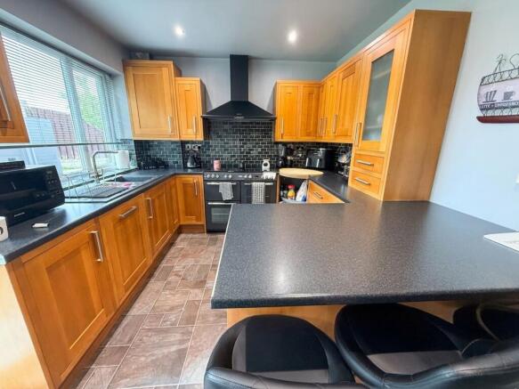 4 bed Semi-Detached for sale Image 4