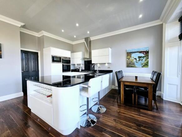 2 bed Flat for sale Image 7
