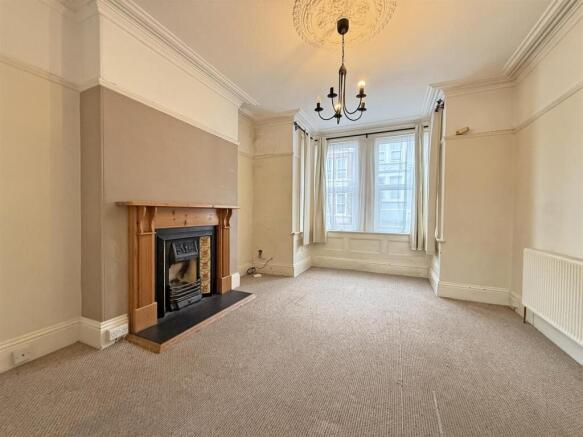 Kingswood Park Avenue 46 - Lounge FP.jpg