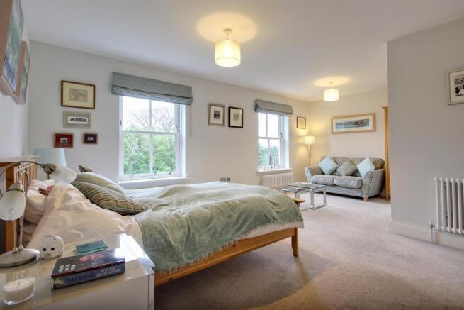 5 bed Detached for sale Image 11