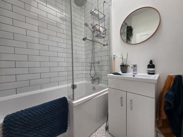 2 bed Terraced to rent Image 6