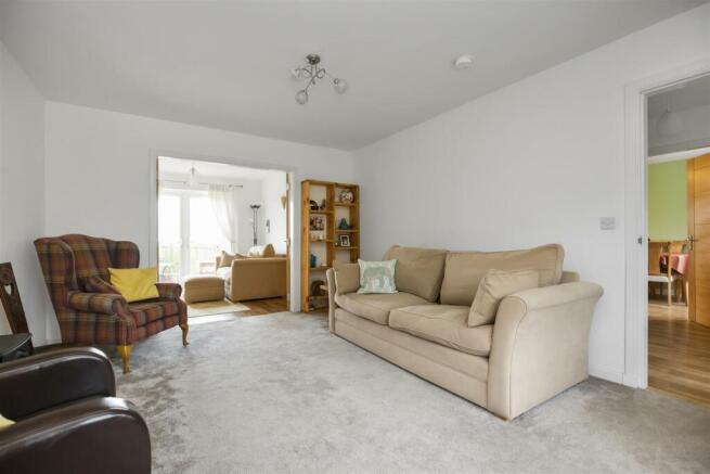32 Wallace Crescent 5.jpg