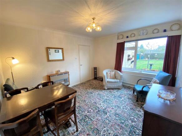 Spacious Dining Room 732