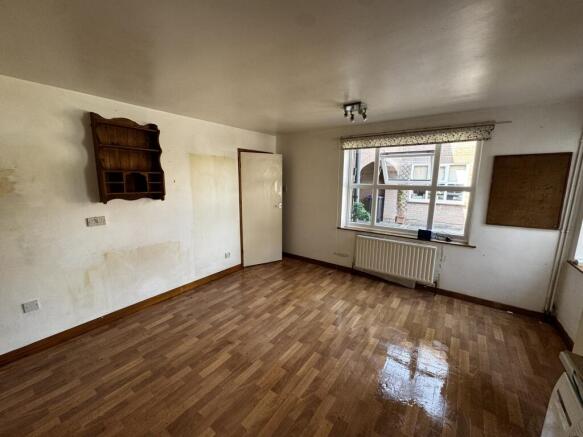 anotherviewofthekitchen.jpeg