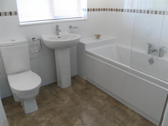 5 Woburn Close 006.JPG