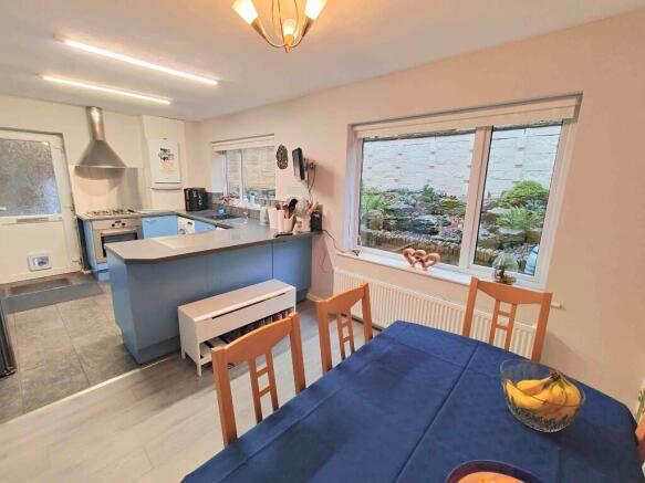 3 bed Semi-Detached for sale Image 11
