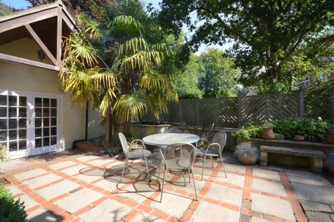 Side Courtyard garde