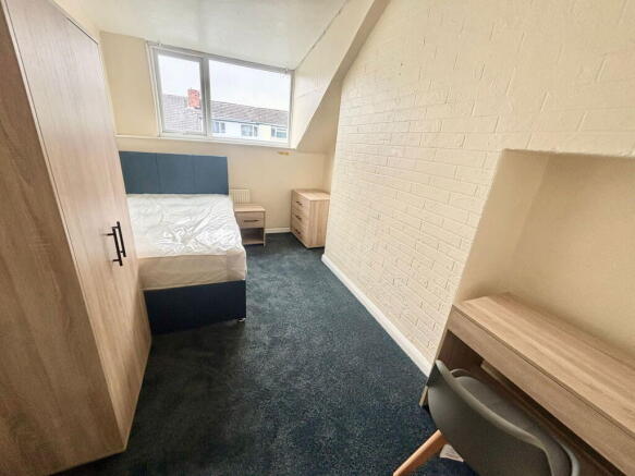 8 bed House Share to rent Image 9