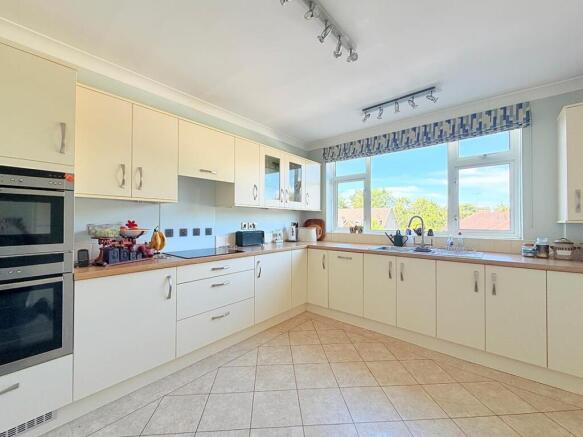 3 bed Flat for sale Image 9